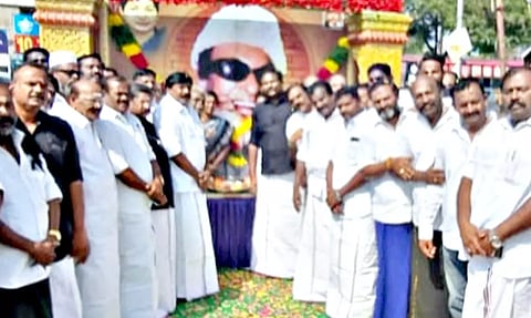 அரண்மனை அருகே நகர செயலாளர் பால்பாண்டியன் ஏற்பாட்டில் மாவட்ட செயலாளர் எம்.ஏ.முனியசாமி தலைமையில் நிர்வாகிகள் எம்.ஜி.ஆர். படத்துக்கு மலர் தூவி மரியாதை செலுத்தினர்.