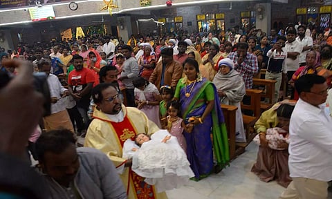 வேலூர் விண்ணரசி மாதா தேவாலயத்தில் கிறிஸ்துமஸ் சிறப்பு பிரார்த்தனை நடந்தது.&nbsp;