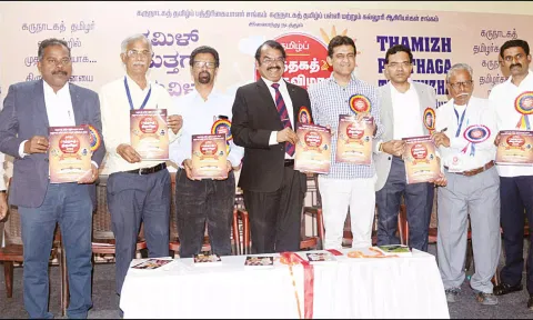 தமிழ் புத்தக திருவிழா சிறப்பு மலரை மயில்சாமி அண்ணாதுரை வெளியிட்ட போது எடுத்த படம்.