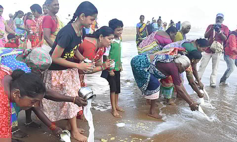 18-வது சுனாமி நினைவு தினம்: சென்னை கடலில் பால் ஊற்றி மலர் தூவி மக்கள் அஞ்சலி