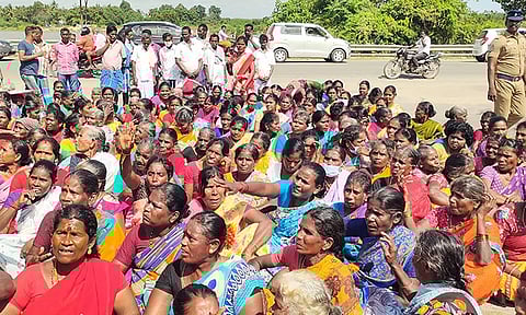 கலெக்டர் அலுவலகத்தை முற்றுகையிட்ட கிராம மக்கள் தர்ணா போராட்டத்தில் ஈடுபட்ட காட்சி.