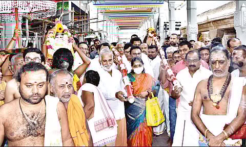 பழனி முருகன் கோவிலில் முகூர்த்தக்கால் நடும் நிகழ்ச்சி