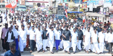 செந்தில்நாதன் எம்.எல்.ஏ. தலைமையில் அ.தி.மு.க.வினர் மவுன ஊர்வலமாக வந்தனர்.