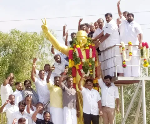 எம்.ஜி.ஆர் சிலைக்கு ஓ.பி.எஸ். அணி மாவட்ட செயலாளர் அசோகன், கொள்கை பரப்புச் செயலாளர் மருதுஅழகுராஜ் தலைமையில் மாலை அணிவிக்கப்பட்டது.