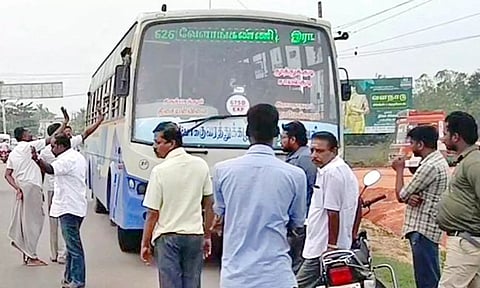 அரசு பஸ்சை சிறைபிடித்த பொதுமக்கள்.