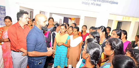 அரசு  விடுதியில் தங்கி இருக்கும் மாணவிகளிடம் அடிப்படை வசதிகள் குறித்து கலெக்டர் ஜானிடாம் வர்கீஸ் கேட்டறிந்தார்.
