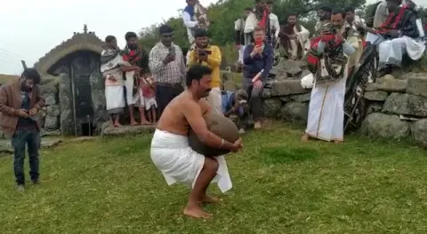 ஊட்டி அருகே இளவட்டக்கல்லை தூக்கி அசத்திய இளைஞர்கள்