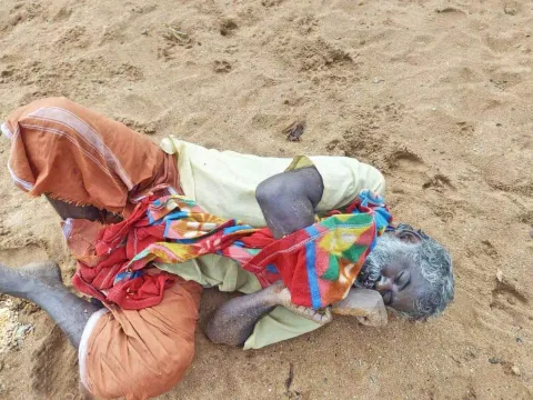கோவில் வளாகத்தில் இறந்து கிடந்தவரை படத்தில் காணலாம்