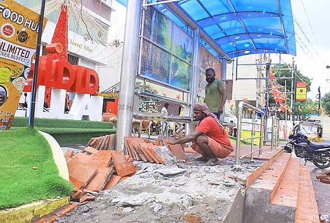 நிழற்குடையை இடித்து அகற்றும் பணி நடைபெற்றபோது எடுத்த படம்.