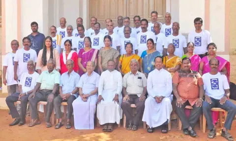 நாகர்கோவில் கார்மல் மேல்நிலைப்பள்ளியில் இன்று 50 ஆண்டுகளுக்கு பிறகு குடும்பத்துடன் ஒன்று கூடிய முன்னாள் மாணவர்கள் வெளிநாடு-வெளிமாநிலங்களில் இருந்தும் வந்து பங்கேற்றனர்
