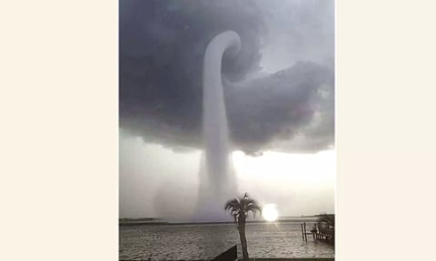 மரக்காணம் அருகே கடல் நீரை மேகம் உறிஞ்சும் அரிய காட்சி