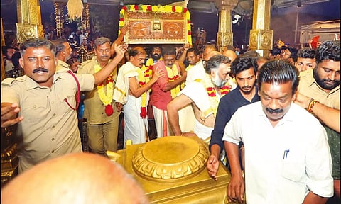 தங்க அங்கி அடங்கிய பெட்டி சன்னிதானத்துக்கு கொண்டு வரப்பட்ட போது எடுத்த படம்.