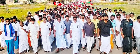 மவுன ஊர்வலத்தில் பங்கேற்ற ஓ.பி.எஸ். அணி அ.தி.மு.க.வினர்.