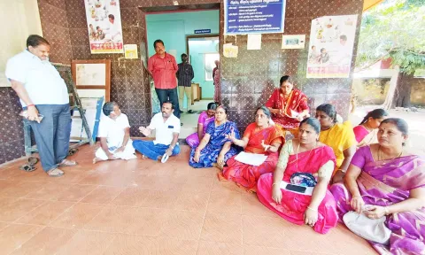 தர்ணா போராட்டத்தில் ஈடுபட்ட கவுன்சிலர்களை படத்தில் காணலாம்.