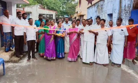 கீழக்கடையத்தில் புதிய சிமெண்ட் சாலையை சேர்மன் செல்லம்மாள் திறந்து வைத்த காட்சி.