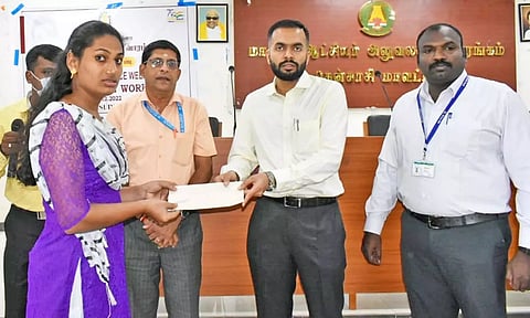 திருநங்கை ஒருவருக்கு மாவட்ட கலெக்டர் ஆகாஷ் நலத்திட்ட உதவி வழங்கிய போது எடுத்த படம்.