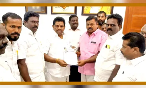 அமைச்சர் அனிதா ராதாகிருஷ்ணனிடம், தி.மு.க. தெற்கு மாவட்ட இளைஞரணி செயலாளர் ராமஜெயம், ஆழ்வை நகர செயலாளர் கோபிநாத் மற்றும் ஊர் பொதுமக்கள் மனு கொடுத்த போது எடுத்த படம்.
