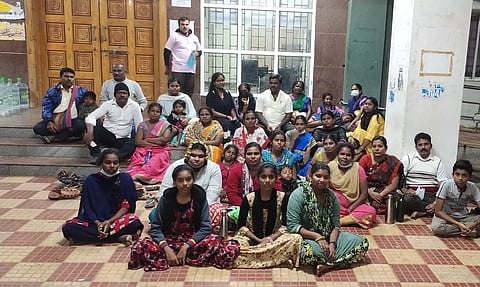 தர்ணாவில் ஈடுபட்டவர்களை படத்தில் காணலாம்.