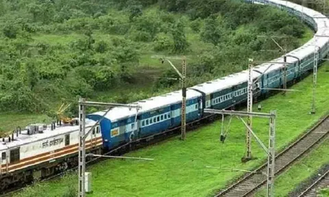 சரக்கு ரெயில் பெட்டி இணைப்பு உடைந்ததால் சென்னை ரெயில்கள் நடுவழியில் நிறுத்தம்
