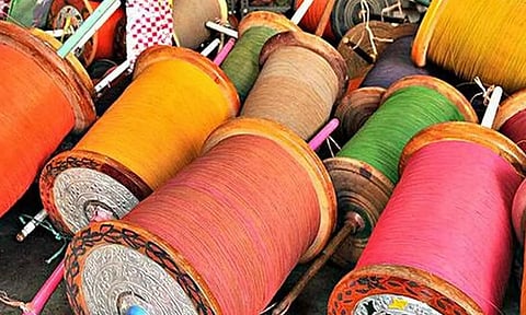 எண்ணூர் மேம்பாலத்தில் மோட்டார் சைக்கிளில் சென்ற வாலிபரின் கழுத்தை மாஞ்சா நூல் அறுத்தது