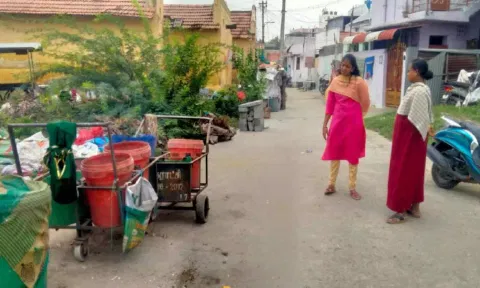பல்லடம் நகராட்சியில் கொசு ஒழிப்பு&nbsp; பணிகள் நடைபெற்ற காட்சி.
