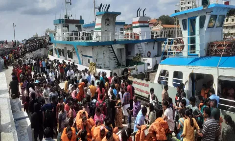 கன்னியாகுமரி கடல் நடுவில் அமைந்துள்ள விவேகானந்தர் நினைவு மண்டபத்துக்கு படகில் செல்ல படகு துறையில் குவிந்துள்ள சுற்றுலா பயணிகளை படத்தில் காணலாம்