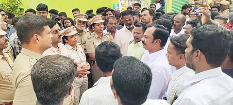 வீடுகளை இடிக்க வந்த அதிகாரிகளிடம் பொது மக்கள வாக்குவாதம் செய்த காட்சி.&nbsp;