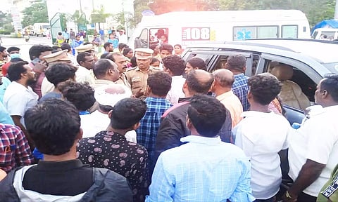 மறியலில் ஈடுபட்டவர்களை படத்தில் காணலாம்.