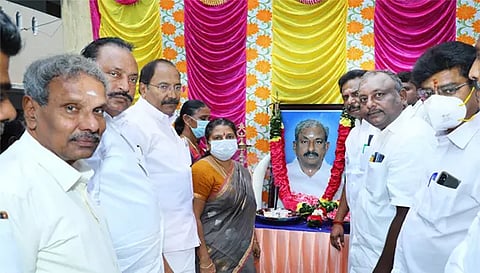 பரமத்தி அரசு பள்ளியில் முன்னாள் எம்.எல்.ஏ மணி நினைவாக நடந்த மருத்துவ முகாமில் தங்கமணி எம்.எல்.ஏ கலந்து கொண்ட போது எடுத்த படம்.&nbsp;