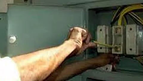 மின் இணைப்பை துண்டிக்க நுகர்வோர் கோர்ட்டு தடை