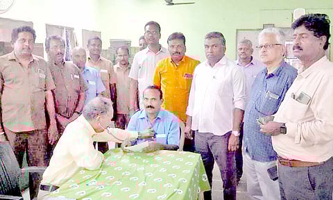 சிறப்பு மருத்துவ முகாமை மேலாண் இயக்குனர் ராஜ்மோகன் தொடங்கினார்.