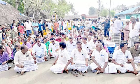 சாலை மறியல் போராட்டம் நடைபெற்றது.