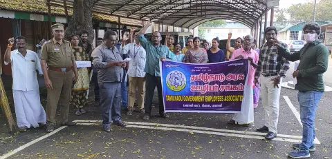 அரசு ஊழியர்கள் ஆர்ப்பாட்டம்