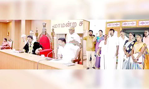 தஞ்சை மாநகராட்சி கூட்டம் மேயர் சண் ராமநாதன் தலைமையில் நடைபெற்றது.  அ.தி.மு.க. கவுன்சிலர்கள் வெளிநடப்பு செய்தனர்.
