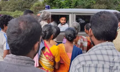 &nbsp; சப்- கலெக்டர் ஸ்ருதன் ஜெய் நாராயணனிடம் பொதுமக்கள் புகார் தெரிவித்த போது எடுத்த படம்.
