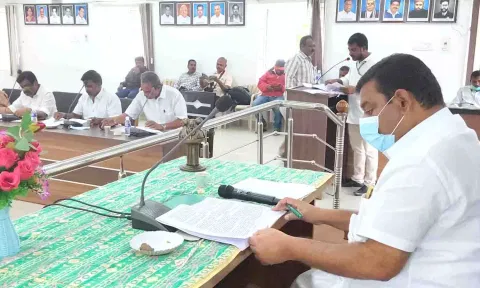 நகராட்சி  தலைவர் மு.மத்தீன் தலைமையில் கூட்டம் நடைபெற்ற காட்சி.&nbsp;