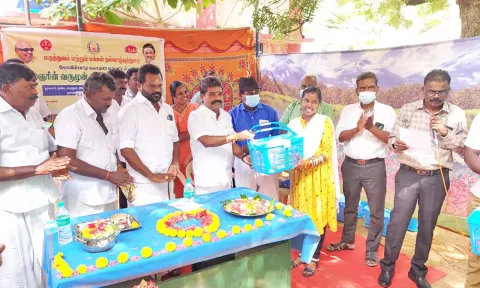 சிறப்பு மருத்துவ முகாமில் கர்ப்பிணி பெண்களுக்கு ஊட்டச்சத்து பெட்டகத்தை சண்முகையா எம்.எல்.ஏ. வழங்கிய போது எடுத்த படம்.