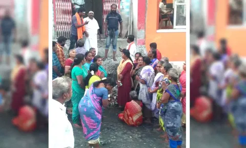 பக்தர்கள் கழிவு நீர் ஓடையில் இறங்கி சாமி தரிசனம் செய்த காட்சி.