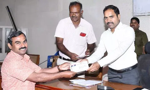 முன்னாள் படைவீரர்களுக்கு கலெக்டர் மதுசூதன்ரெட்டி நலத்திட்ட உதவி வழங்கினார். அருகில் உதவி இயக்குநர் விஜயகுமார் உள்ளார்.