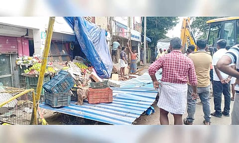 கடை வீதியில் பழக்கடையில் ஆக்கிரமிப்பு அகற்றப்பட்டது.&nbsp;