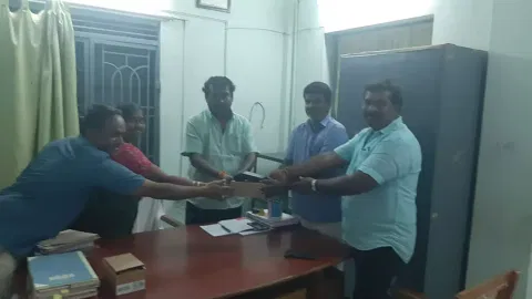 பூங்குணம் ஊராட்சியில் ஆன்-லைன் மூலம் வரிவசூல் செய்யும் பணியினை வட்டார வளர்ச்சி அலுவலர் சண்முக சிகாமணி தொடங்கி வைத்தார்.