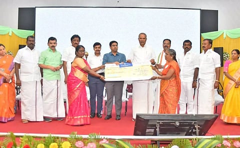 சுயஉதவி குழுவினருக்கு கடனுதவிகளை சபாநாயகர் அப்பாவு வழங்கிய காட்சி.