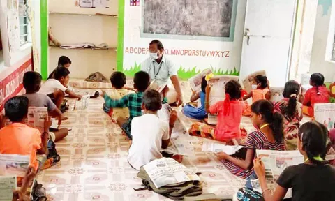 மாணவர்கள் செய்தித்தாள் வாசித்து சாதனை செய்தனர்.