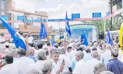 கும்பகோணத்தில் மறியல் போராட்டம் நடை பெற்றது.