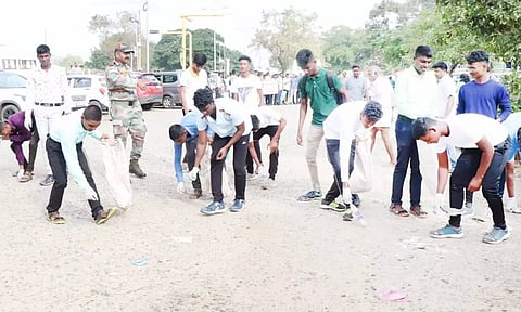 தஞ்சை பெரிய கோவிலில் பிளாஸ்டிக், குப்பைகள் அகற்றி சுத்தப்படுத்தும் பணி நடைபெற்றது.