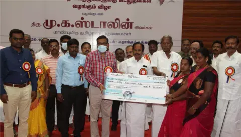 &nbsp;தமிழக அரசு சார்பில் மகளிர் சுய உதவி குழுக்களுக்கு கடன் மற்றும் நலத்திட்ட உதவிகள் வழங்கும் நிகழ்ச்சி தொங்கும் பூங்காவில் நடந்தது. இதில் மாவட்ட கலெக்டர் கார்மேகம் பங்கேற்று மகளிர் குழுக்களுக்கு கடன் உதவிகளை வழங்கினார். அருகில்  ராஜேந்திரன் எம்எல்ஏ, மாநகராட்சி ஆணையாளர் கிறிஸ்துராஜ், திமுக கிழக்கு மாவட்ட செயலாளர் எஸ். ஆர். சிவலிங்கம், மேற்கு மாவட்ட செயலாளர் டி .எம் செல்வகணபதி மற்றும் அரசு அதிகாரிகள் உள்ளனர்.
