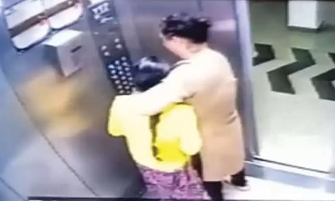 லிப்டில் அத்துமீறிய வாலிபரை தாக்கி நிலைகுலைய வைத்த பெண்