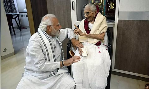 திட்டமிட்டபடி தங்களது பணியை செய்வதே பிரதமரின் தாயாருக்கு செலுத்தும் மரியாதை- மோடியின் குடும்பத்தினர் வேண்டுகோள்