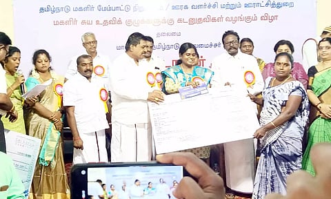 மகளிர் சுயஉதவி குழுவினருக்கு கலெக்டர் லலிதா, எம்.எல்.ஏ.க்கள் நிவேதா முருகன், பன்னீர்செல்வம் ஆகியோர் கடன் உதவி வழங்கினர்.
