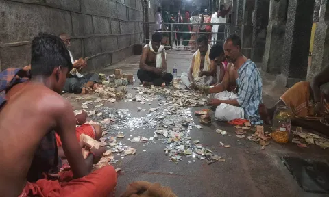 கன்னியாகுமரி பகவதி அம்மன் கோவிலில் அன்னதான உண்டியல்  எண்ணும் பணி நடந்தபோது எடுத்த படம்&nbsp;